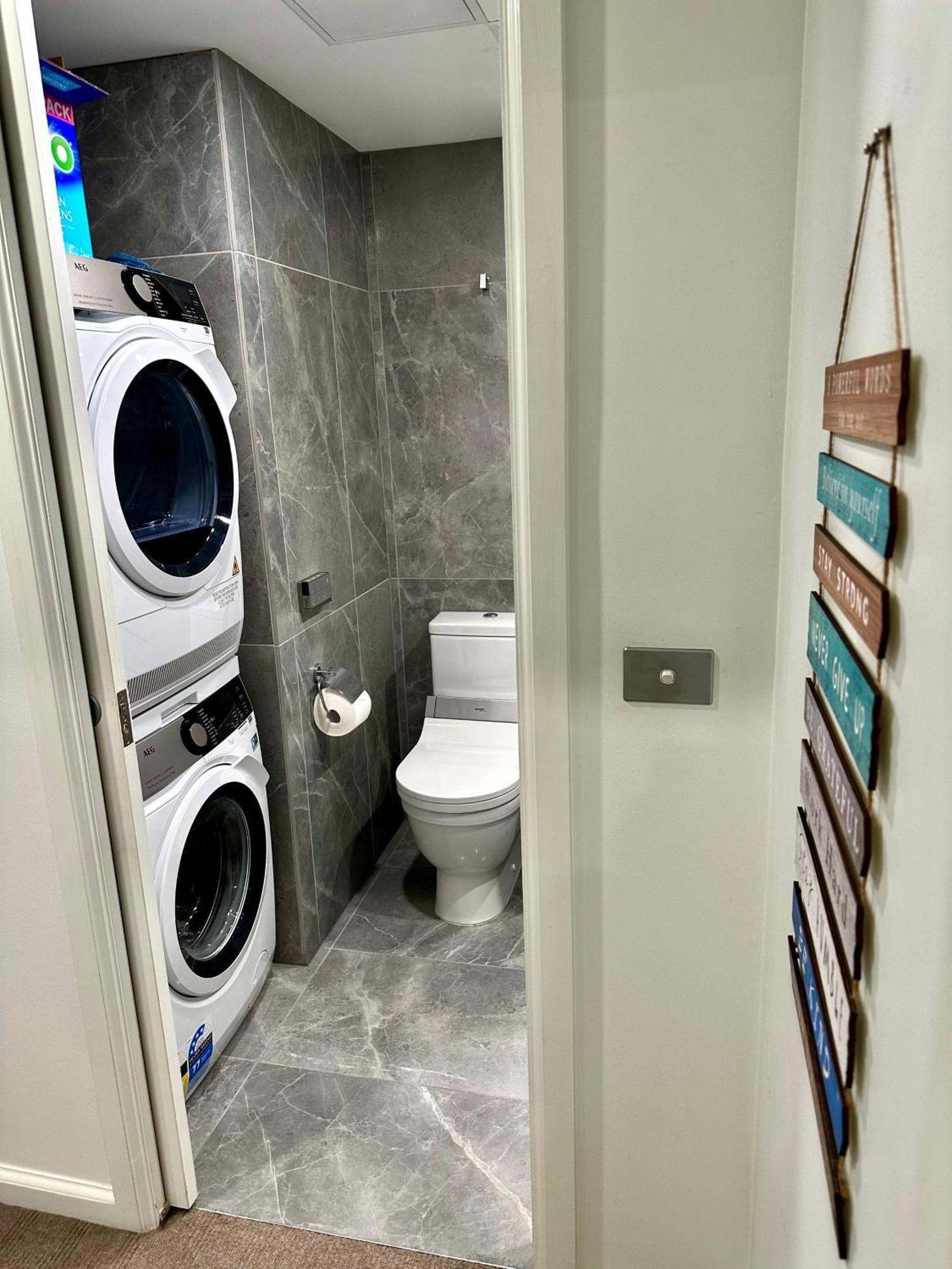 Private 1 Bed Accom With Bathroom In A 3 Bed Apartment - Melb Cbd, Regency Towers - Free Parking, Wifi And Pool Melbourne Ngoại thất bức ảnh