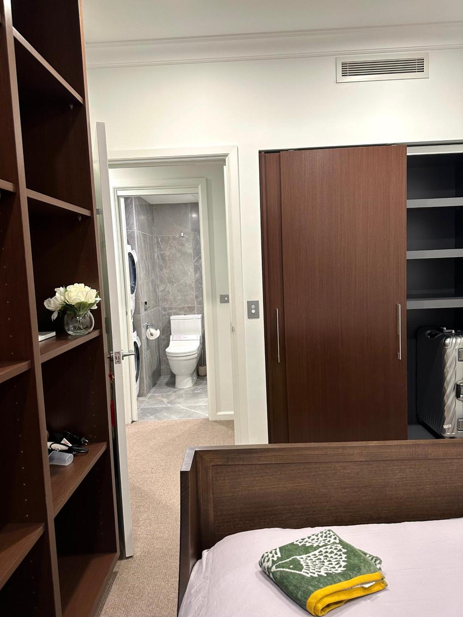 Private 1 Bed Accom With Bathroom In A 3 Bed Apartment - Melb Cbd, Regency Towers - Free Parking, Wifi And Pool Melbourne Ngoại thất bức ảnh