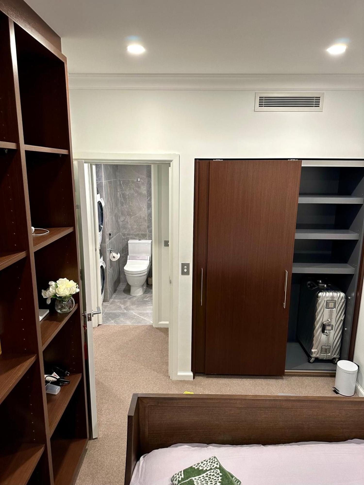 Private 1 Bed Accom With Bathroom In A 3 Bed Apartment - Melb Cbd, Regency Towers - Free Parking, Wifi And Pool Melbourne Ngoại thất bức ảnh