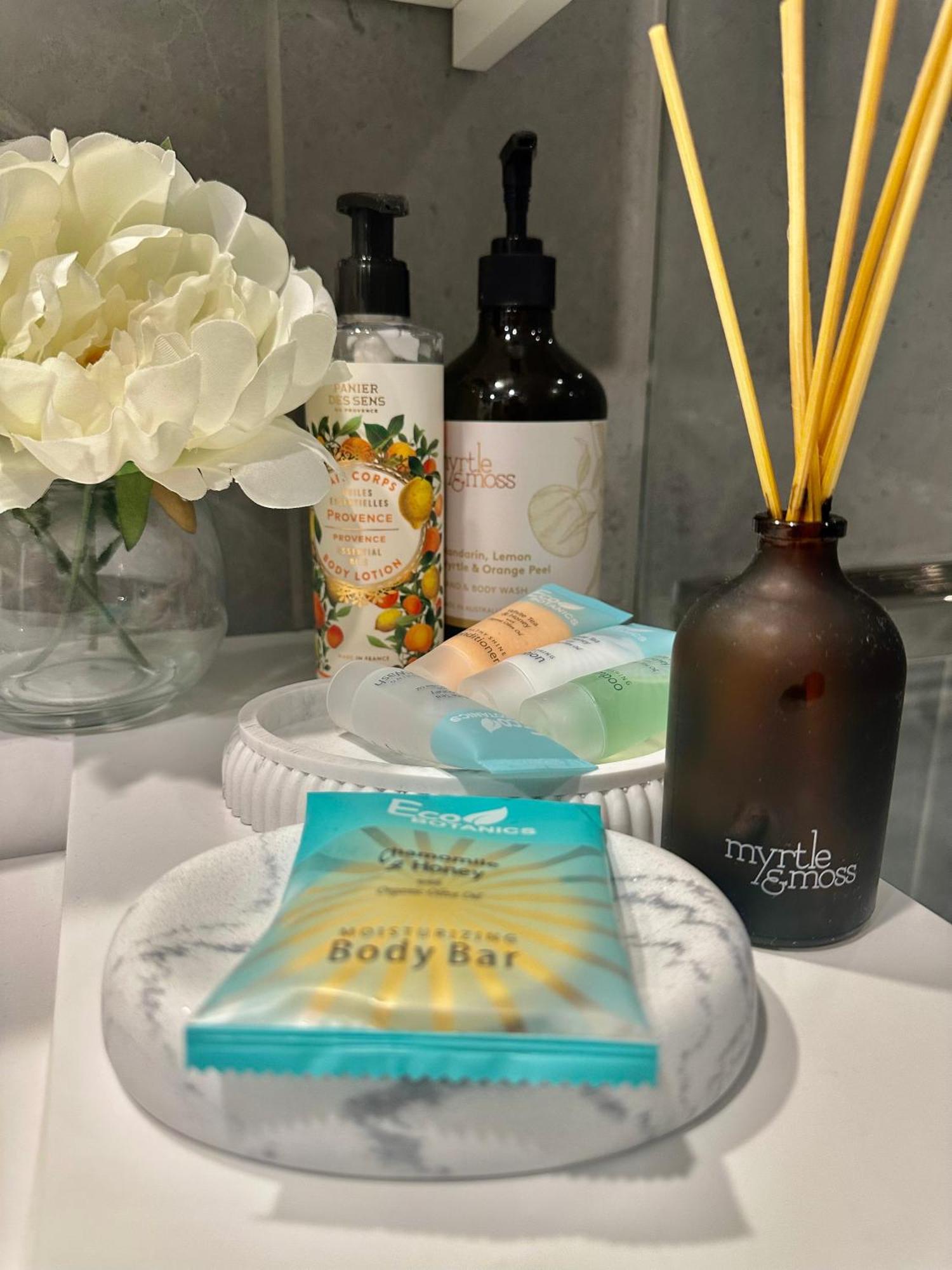 Private 1 Bed Accom With Bathroom In A 3 Bed Apartment - Melb Cbd, Regency Towers - Free Parking, Wifi And Pool Melbourne Ngoại thất bức ảnh
