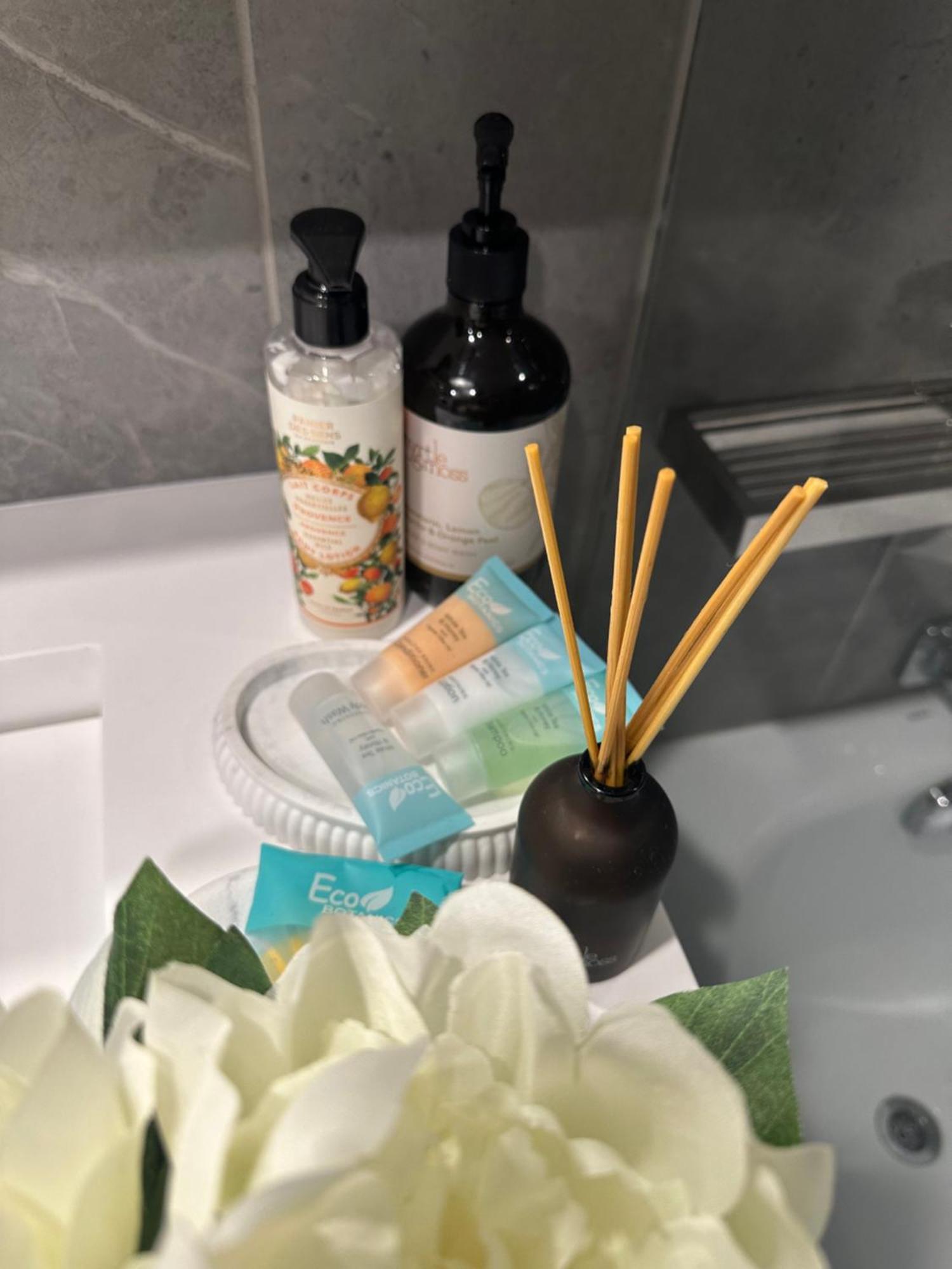 Private 1 Bed Accom With Bathroom In A 3 Bed Apartment - Melb Cbd, Regency Towers - Free Parking, Wifi And Pool Melbourne Ngoại thất bức ảnh
