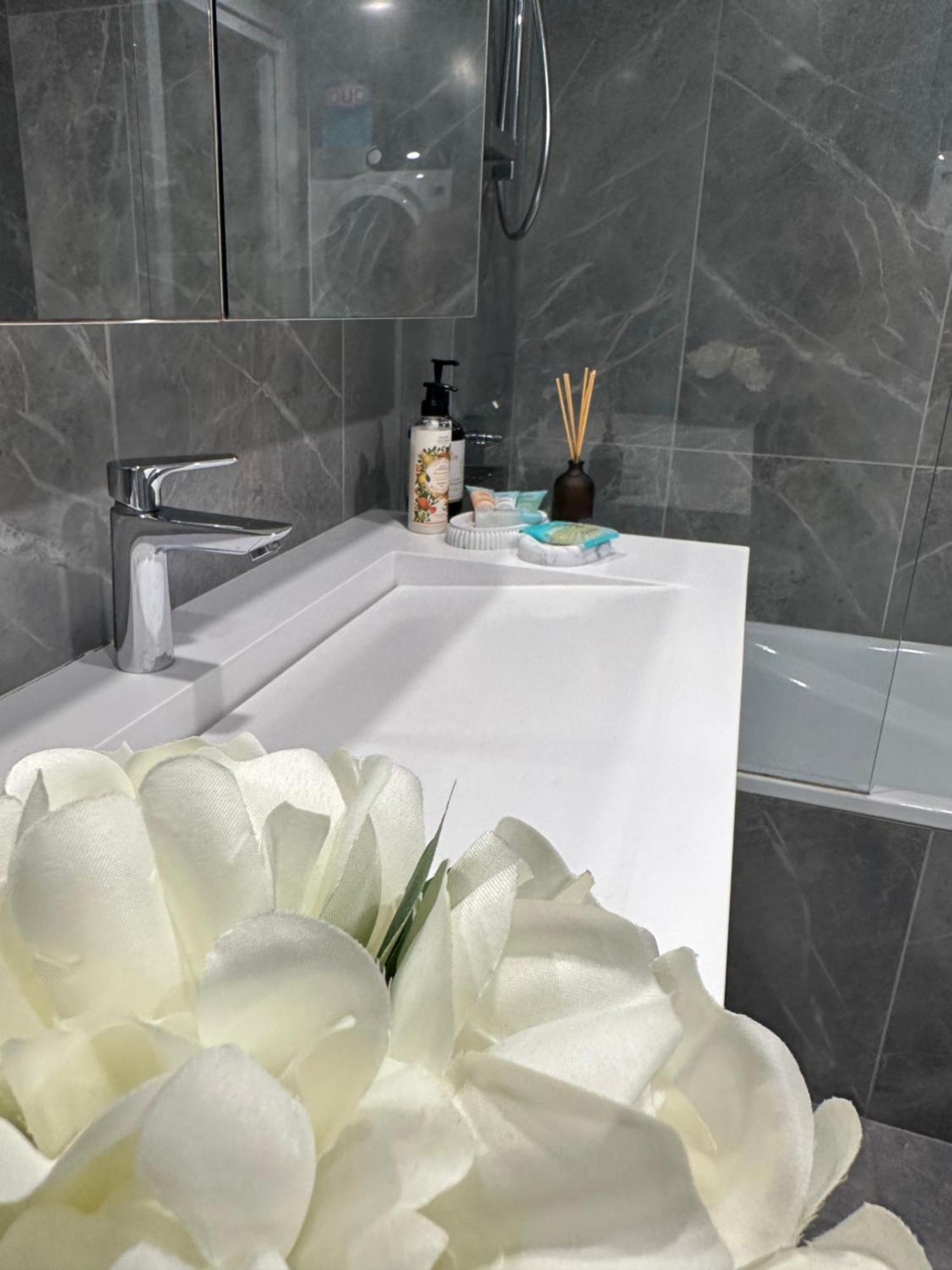 Private 1 Bed Accom With Bathroom In A 3 Bed Apartment - Melb Cbd, Regency Towers - Free Parking, Wifi And Pool Melbourne Ngoại thất bức ảnh